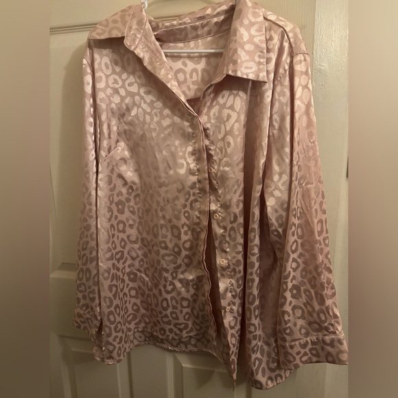 SHEIN Curve Blush Pink Leopard Satin Button-Up Shirt - Size 4XL - Picture 1 of 3
